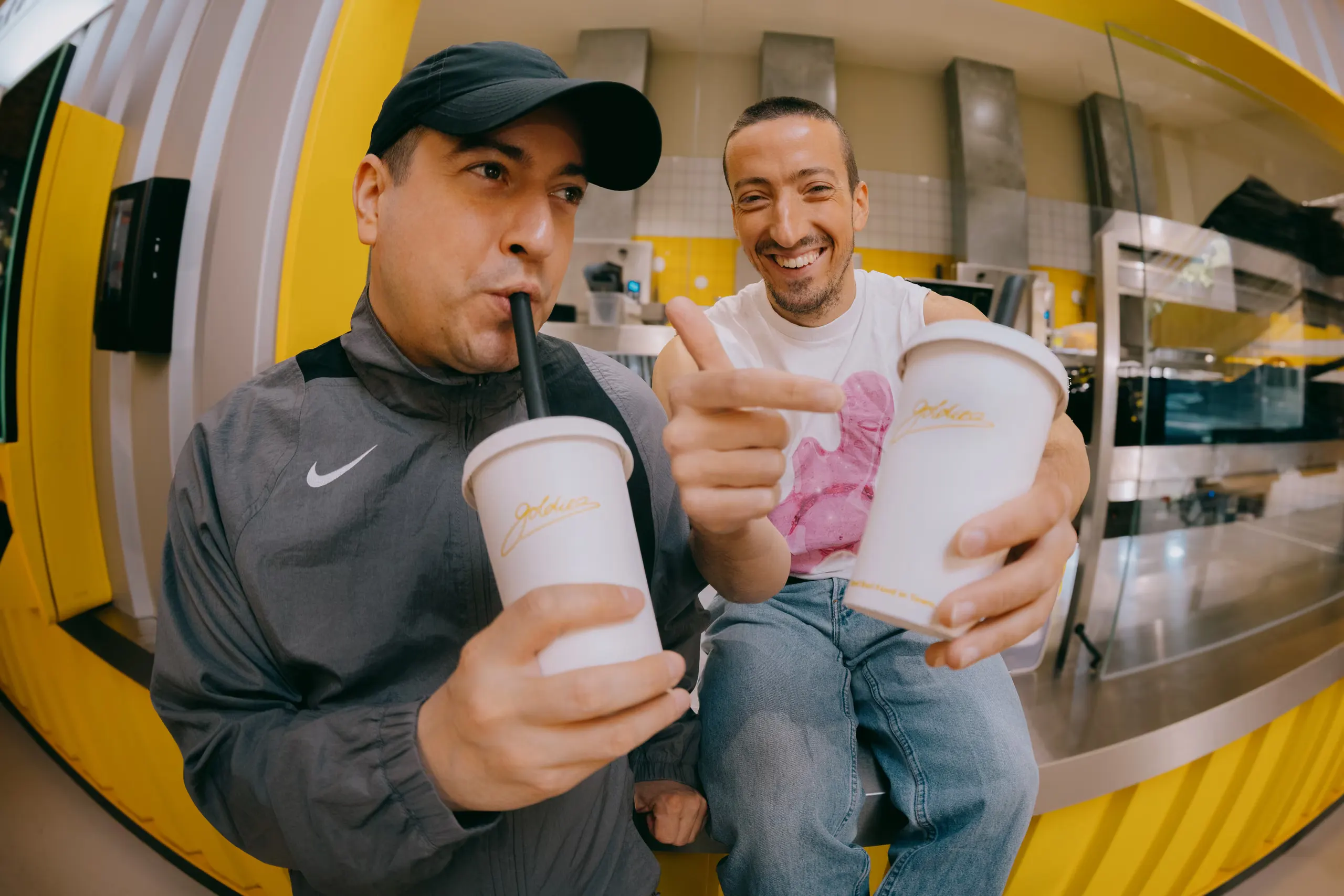 Zwei Goldies Gäste mit Milkshakes im Store